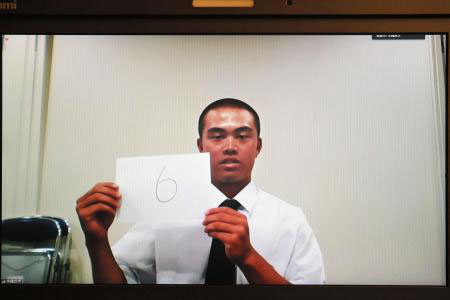 番号を掲げる沖縄尚学の仲宗根皐主将（代表撮影）