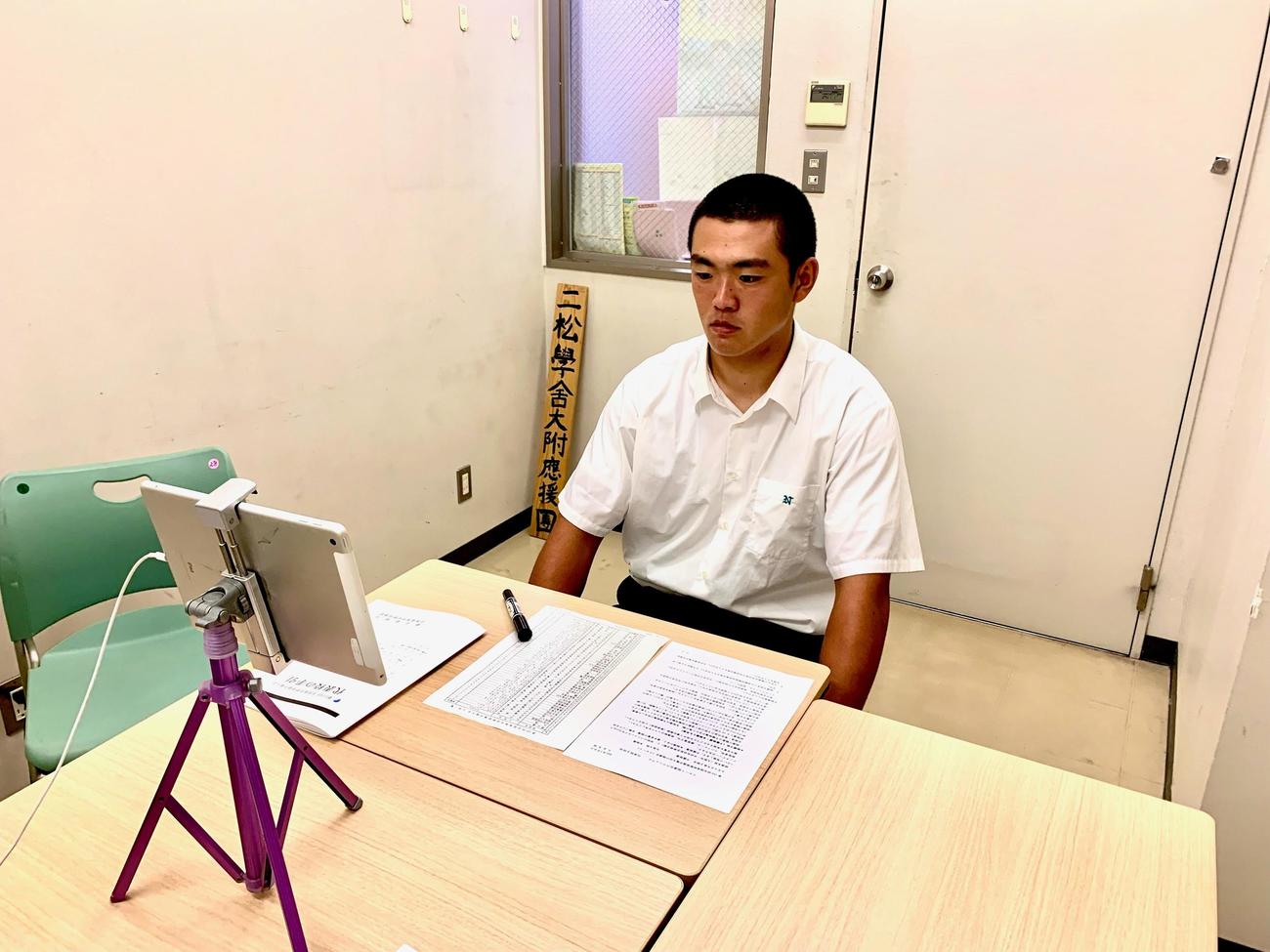 抽選会に望む二松学舎大付・関遼輔主将（学校提供）