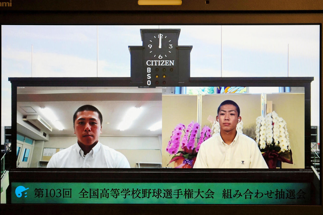 対戦が決まった大阪桐蔭の池田陵真主将（左）と東海大菅生の栄塁唯主将（代表撮影）