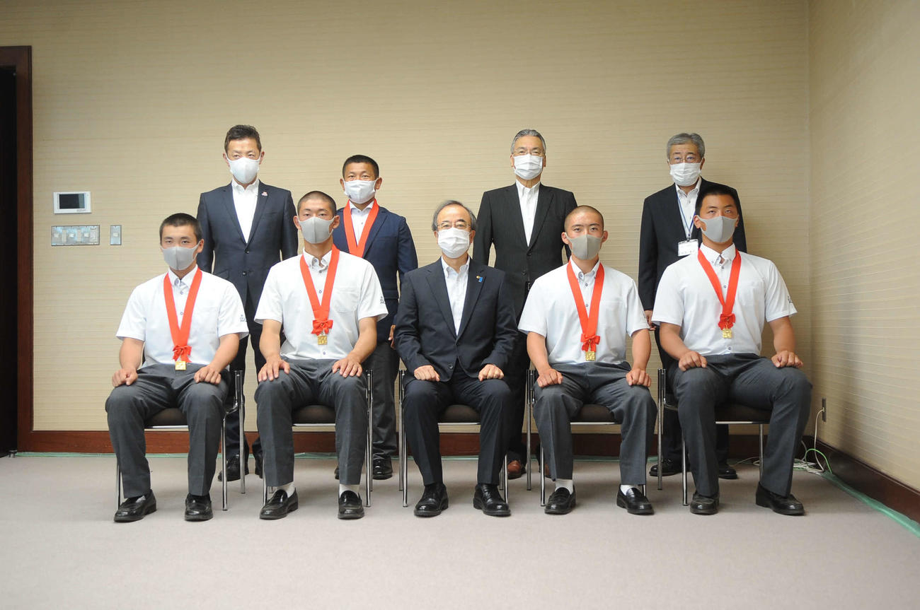 新潟県庁を訪れ、花角知事（前列中央）と記念撮影をする日本文理の選手と関係者