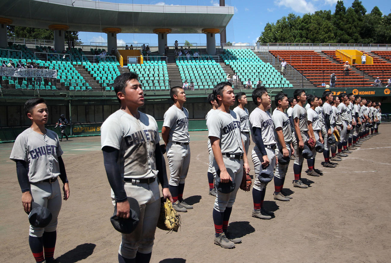 引退試合後、校歌歌う中越の3年生ら
