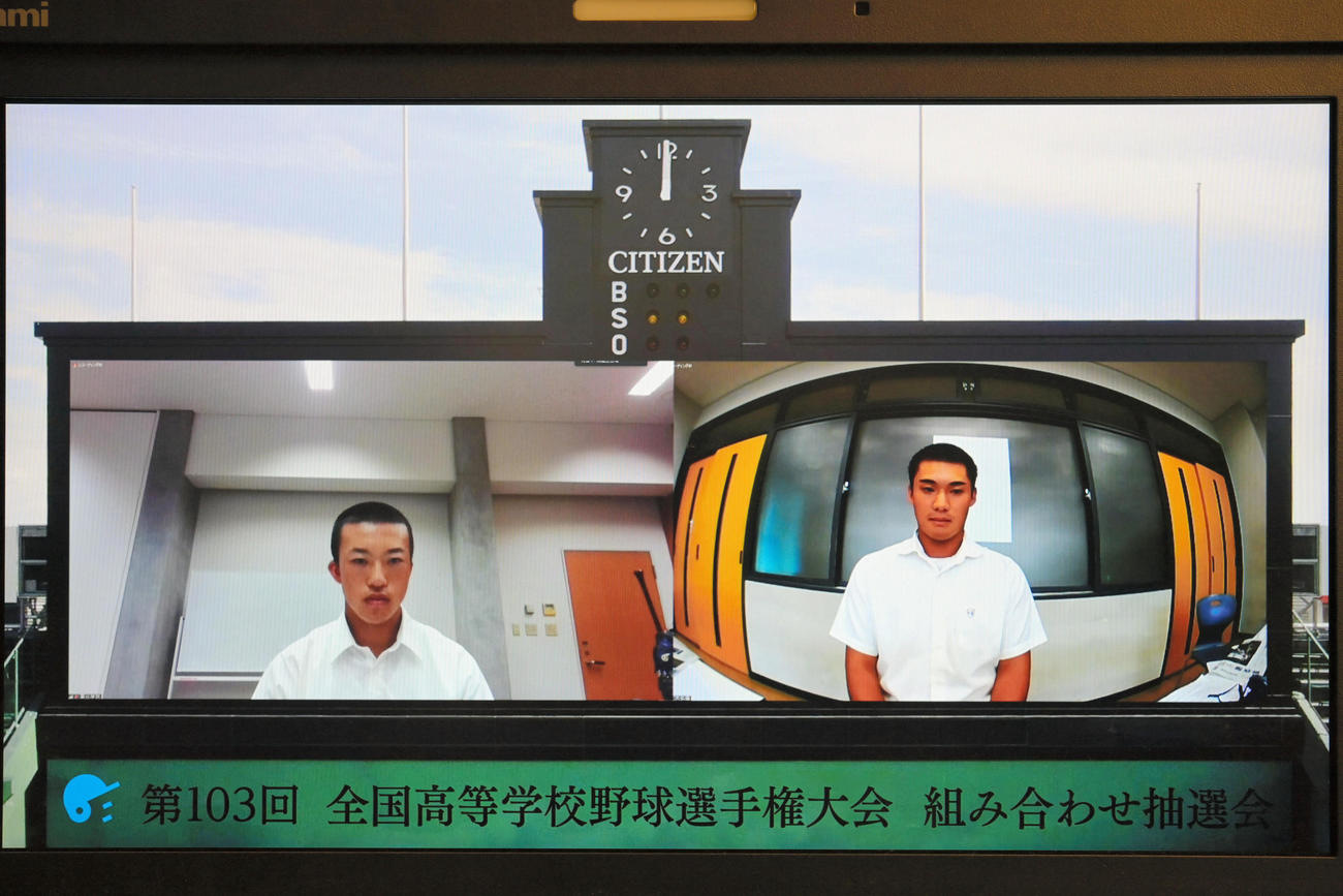 対戦が決まった東北学院の古沢環（左）と愛工大名電の田村俊介主将（代表撮影）