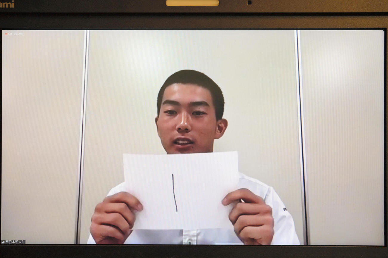 番号を掲げる西日本短大付の池田翔主将（代表撮影）