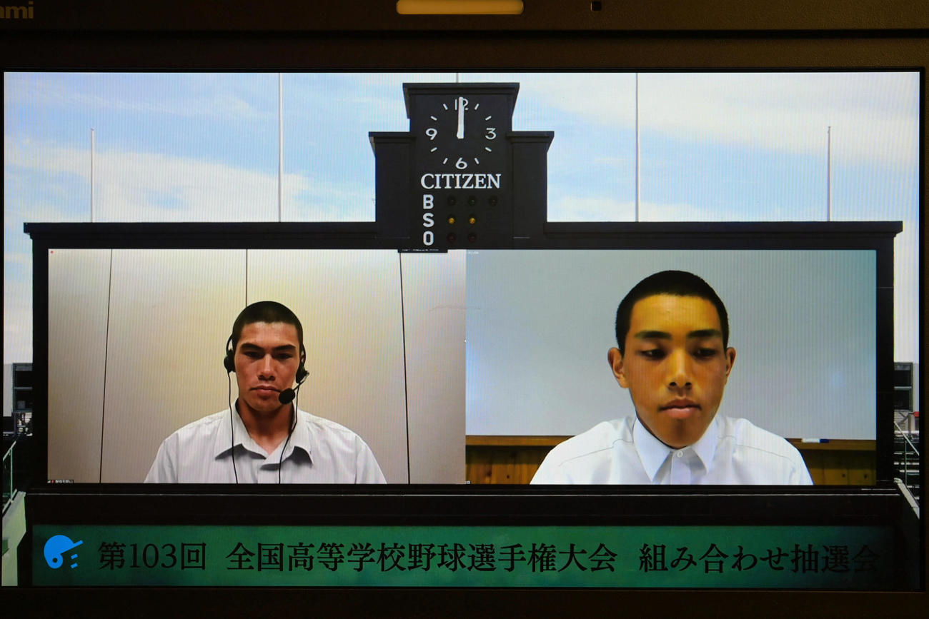 対戦が決まった智弁和歌山の宮坂厚希主将（左）と宮崎商の中村碧人主将（代表撮影）