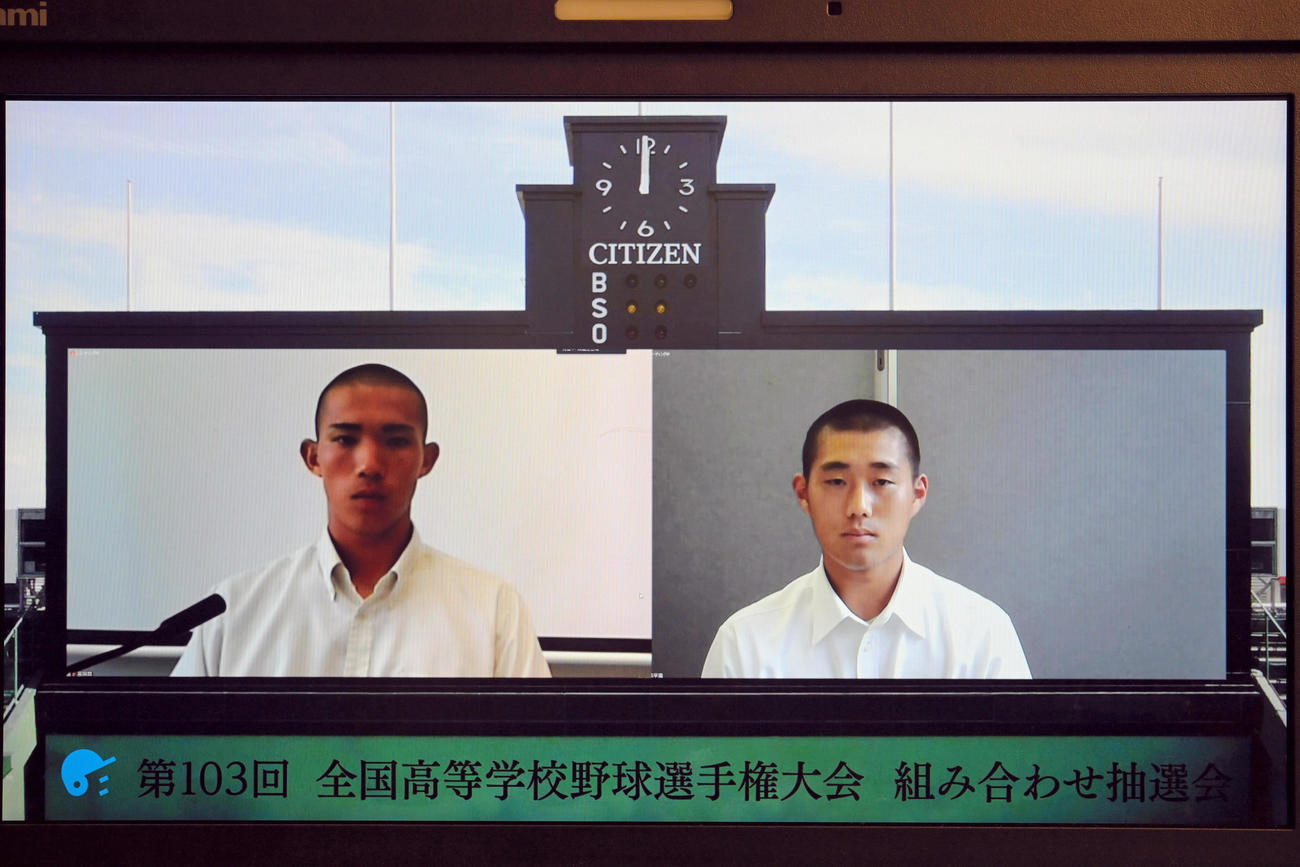 対戦が決まった高岡商の林蓮太郎主将（左）と松商学園の藤石烈翔主将（代表撮影）