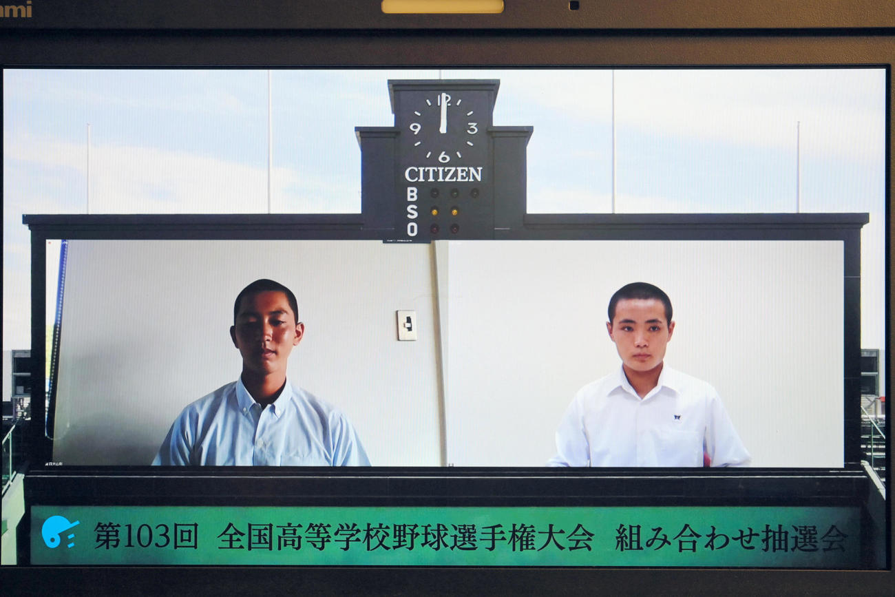 対戦が決まった日大山形・佐藤拓斗主将（左）と米子東・長尾泰成主将（代表撮影）