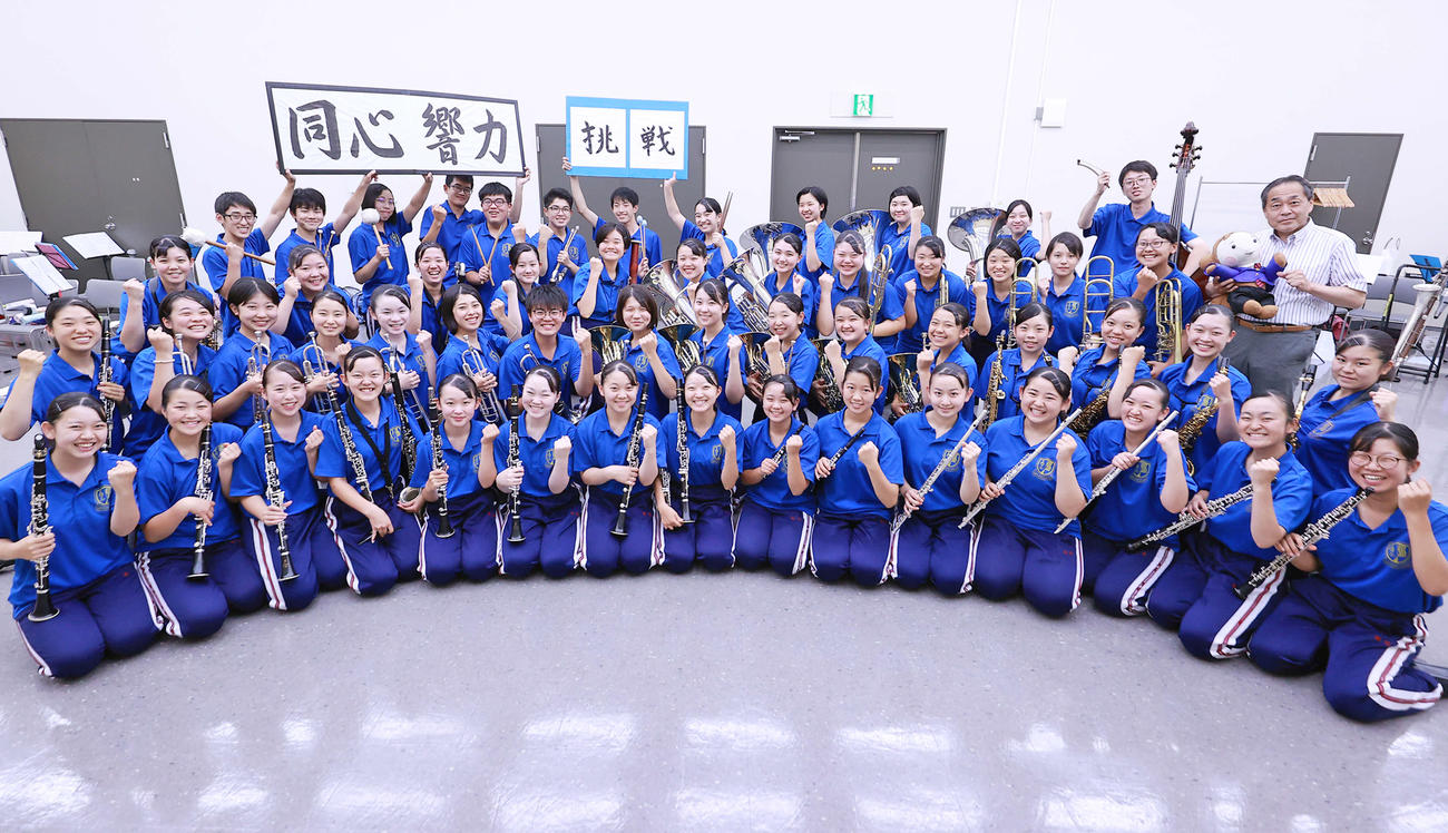 楽器を手に笑顔でガッツポーズする作新学院吹奏楽部の生徒たち（撮影・浅見桂子）