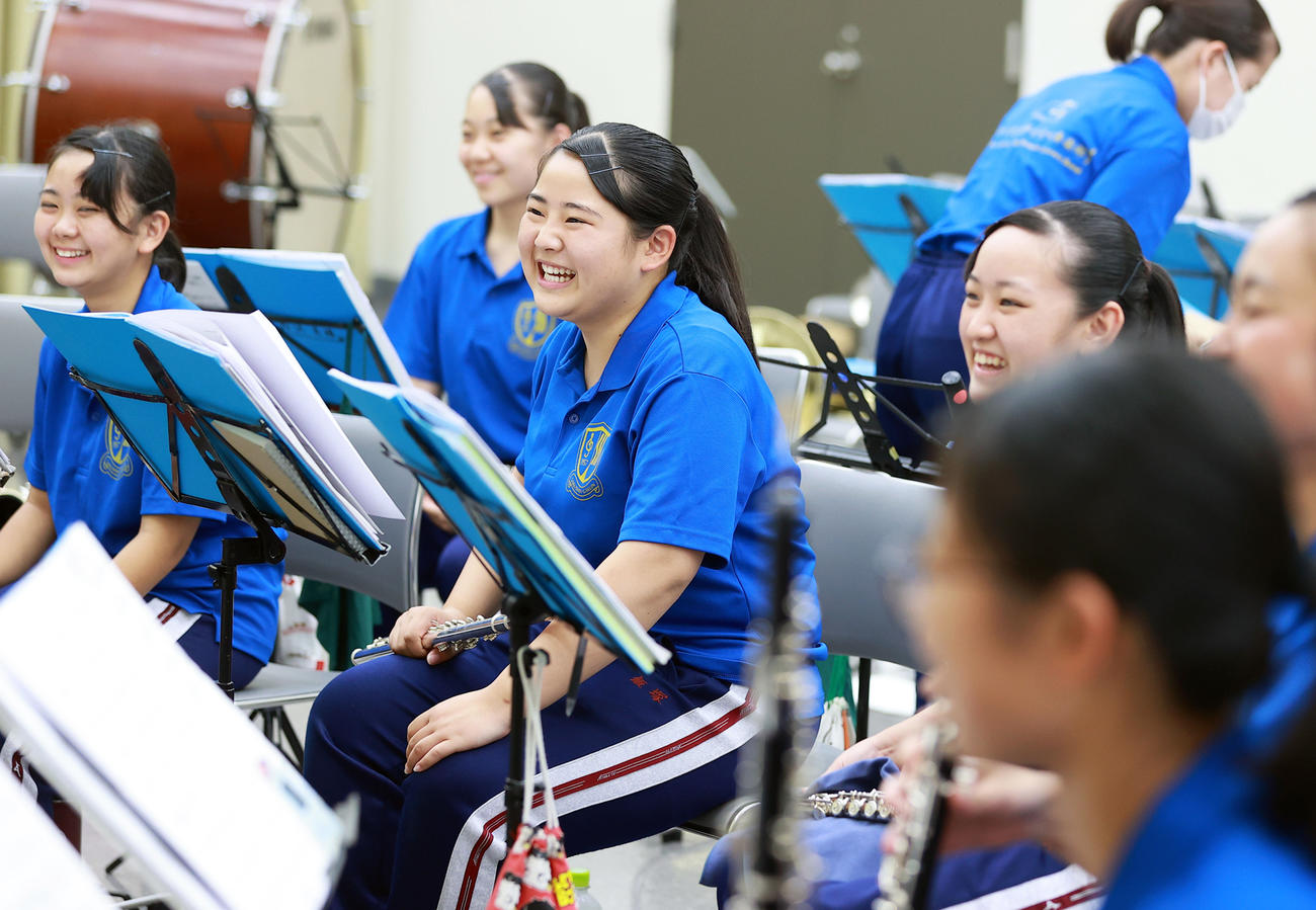 練習中、笑顔を見せる作新学院吹奏楽部の生徒たち（撮影・浅見桂子）