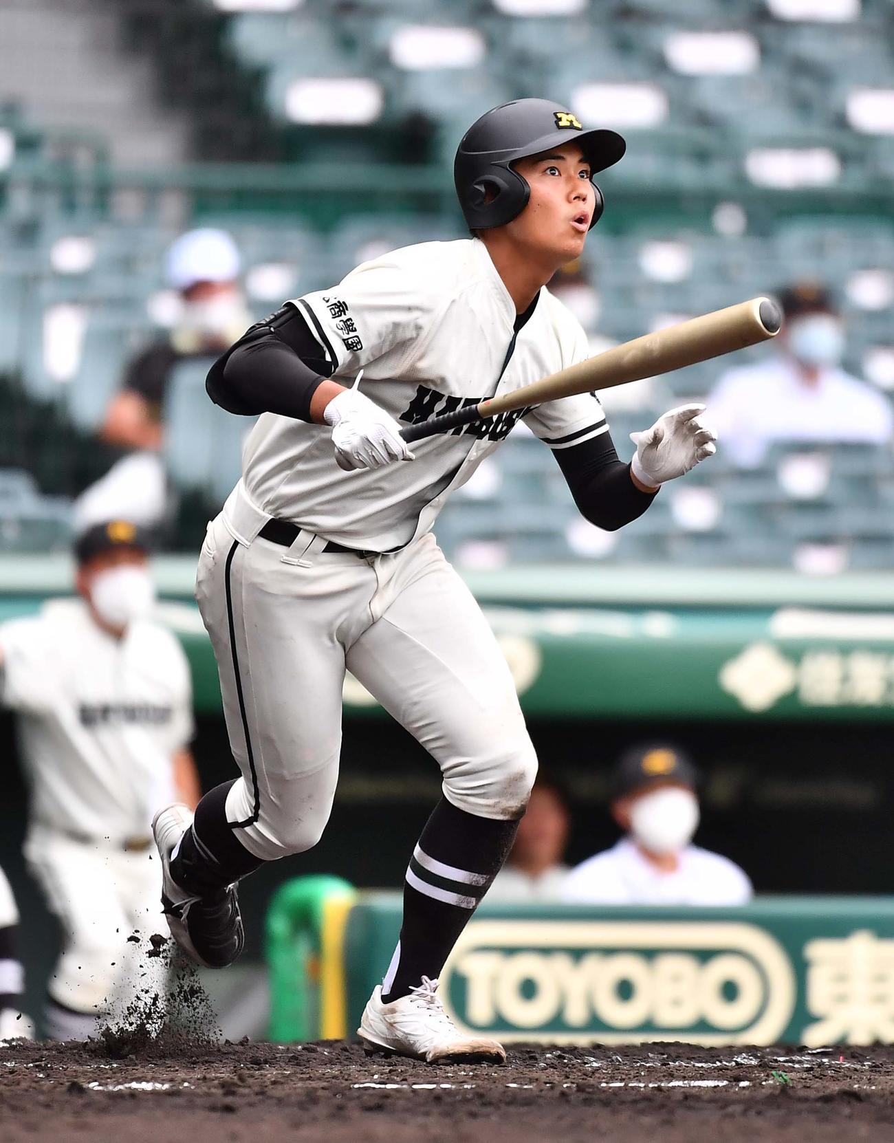 松商学園対高岡商　3回表松商学園2死二塁、右越えへ2点本塁打を放つ松商学園・斎藤（撮影・上田博志）