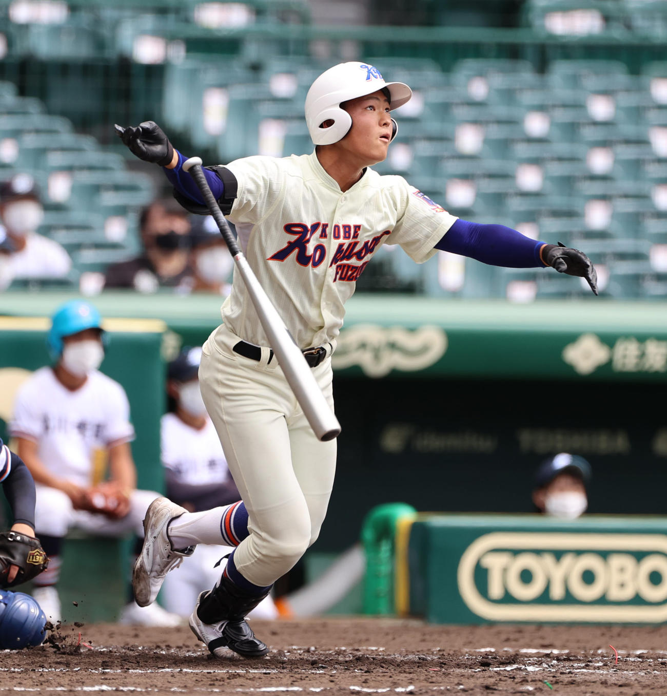 高川学園対神戸国際大付　1回裏神戸国際大付1死二塁、右越えの先制2点本塁打を放つ阪上（撮影・清水貴仁）