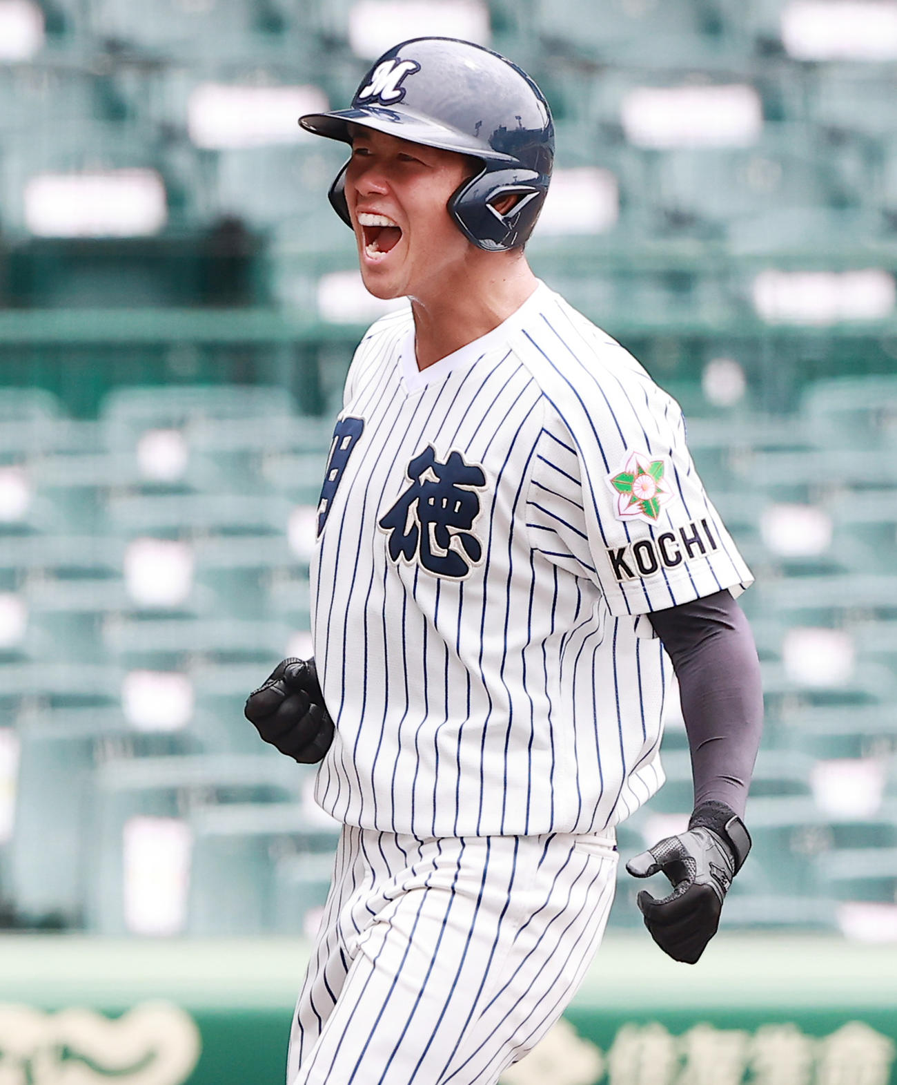 明徳義塾対松商学園　2回表明徳義塾1死、右越え先制本塁打を放ちほえる代木（撮影・野上伸悟）