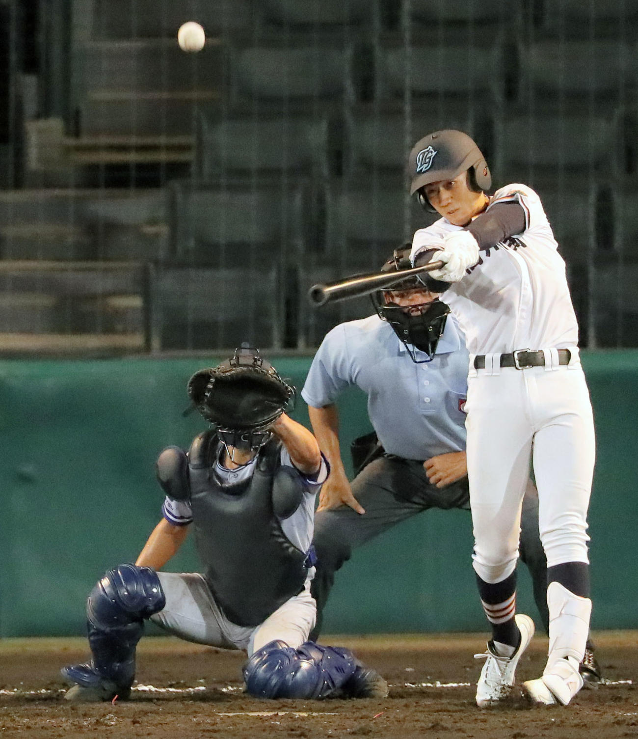 小松大谷対高川学園　4回裏高川学園1死二塁、立石は中越え2点本塁打を放つ（撮影・上山淳一）