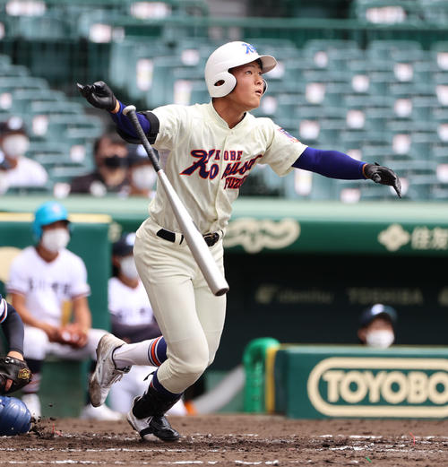 高川学園対神戸国際大付 1回裏神戸国際大付1死二塁、右越えの先制2点本塁打を放つ阪上(撮影・清水貴仁)