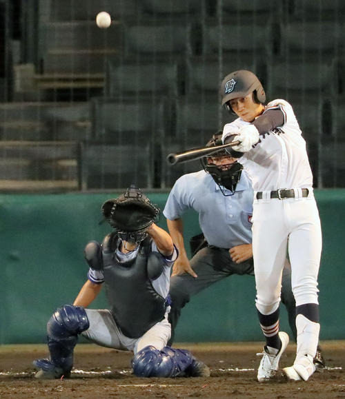 小松大谷対高川学園 4回裏高川学園1死二塁、立石は中越え2点本塁打を放つ(撮影・上山淳一)