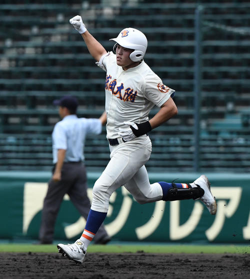 鹿島学園対盛岡大付 4回裏盛岡大付2死一、二塁、右越えに3点本塁打を放った平内はガッツポーズ(撮影・和賀正仁)