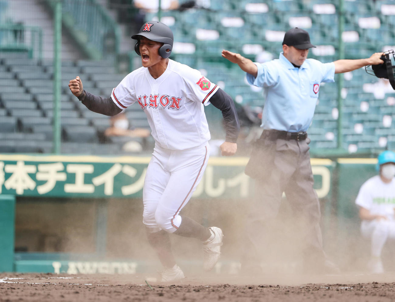 第103回全国高校野球選手権1回戦　米子東対日大山　6回裏日大山形2死二塁、斎藤の左前適時打で生還する榎本（撮影・清水貴仁）