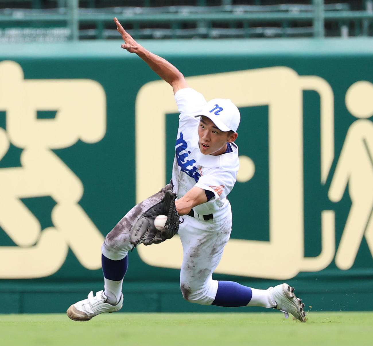 第103回全国高校野球選手権1回戦　新田対静岡　2回裏静岡無死、池田の打球を滑り込んで好捕する新田・山本右翼手（撮影・清水貴仁）