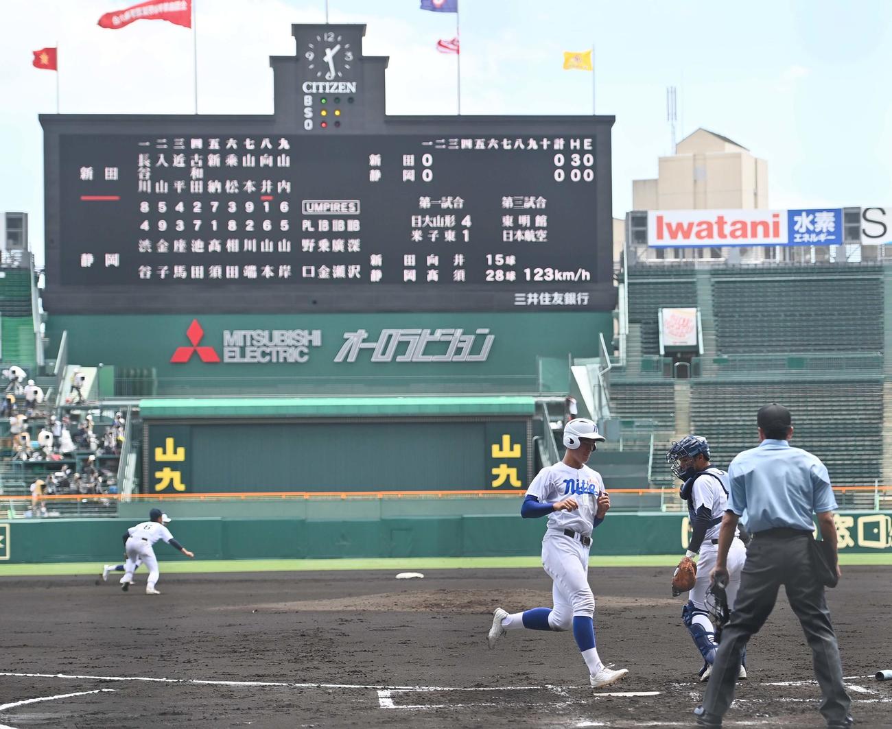 新田対静岡　2回表新田1死一、三塁、向井の適時打で生還する新納（撮影・上田博志）