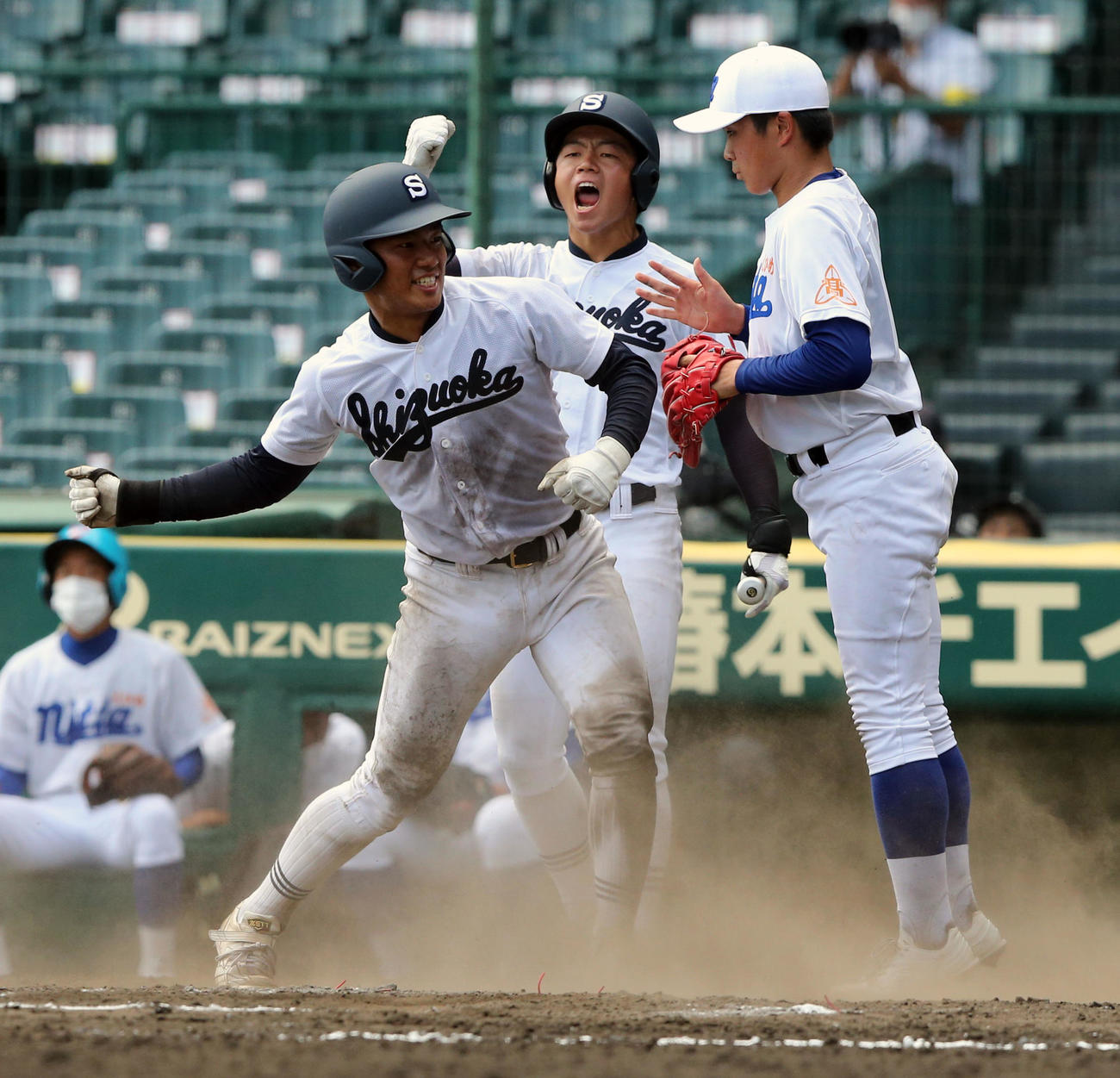 7回裏静岡1死二塁、山本の中前適時打で生還した二走川端（左）は気迫のガッツポーズ（撮影・宇治久裕）
