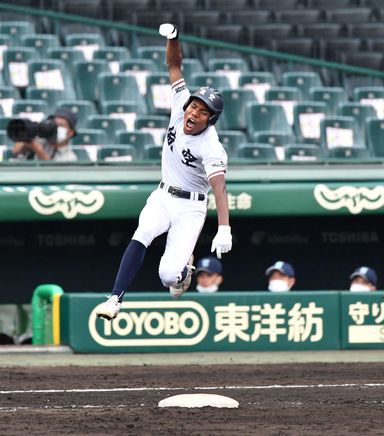 第103回全国高校野球選手権1回戦　東明館対日本航空　8回裏日本航空1死二塁、右越え二塁打を放ち、飛び上がって喜ぶエドポロ・ケイン（撮影・岩下翔太）