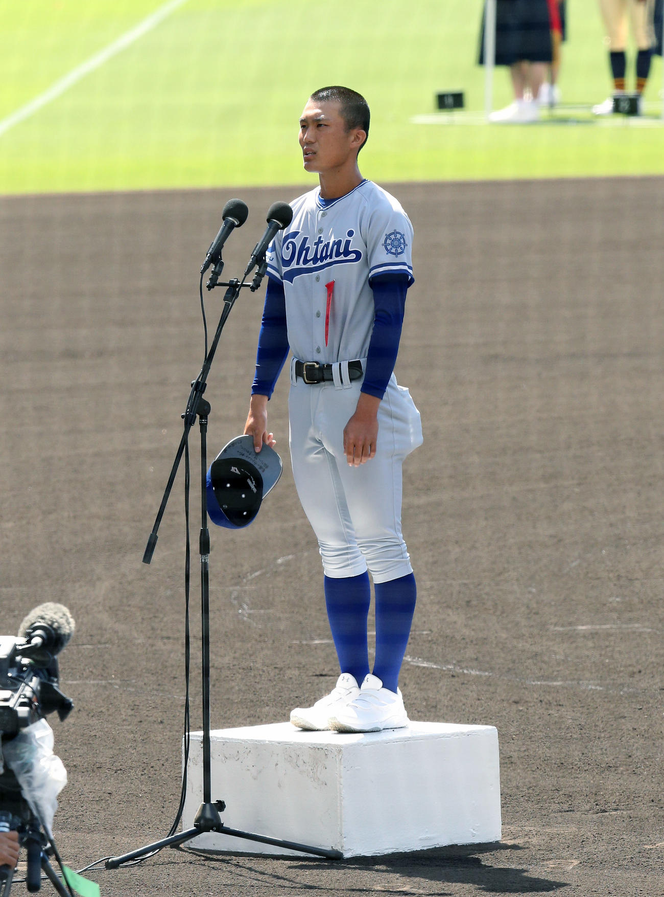 開会式で選手宣誓する小松大谷・木下主将（撮影・宇治久裕）