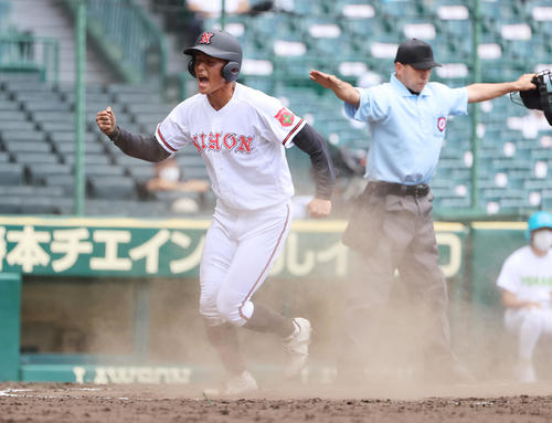 第103回全国高校野球選手権1回戦 米子東対日大山 6回裏日大山形2死二塁、斎藤の左前適時打で生還する榎本(撮影・清水貴仁)