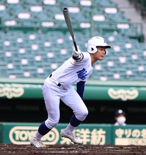 第103回全国高校野球選手権1回戦 新田対静岡 2回表新田1死一、三塁、右前へ先制適時打を放つ向井(撮影・清水貴仁)