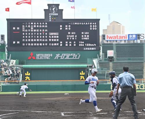 新田対静岡 2回表新田1死一、三塁、向井の適時打で生還する新納(撮影・上田博志)