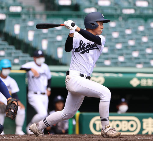 第103回全国高校野球選手権1回戦 新田対静岡 7回裏静岡1死二塁、中前へ同点適時打を放つ山本(撮影・清水貴仁)