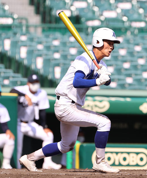 第103回全国高校野球選手権1回戦 新田対静岡 8回表新田1死満塁、右へ勝ち越しの2点適時二塁打を放つ入山(撮影・清水貴仁)