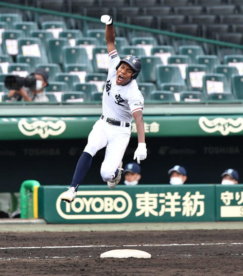 第103回全国高校野球選手権1回戦 東明館対日本航空 8回裏日本航空1死二塁、右越え二塁打を放ち、飛び上がって喜ぶエドポロ・ケイン(撮影・岩下翔太)