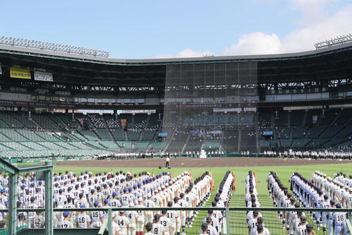 大会歌「栄冠は君に輝く」を独唱する山崎育三郎（撮影・上山淳一）