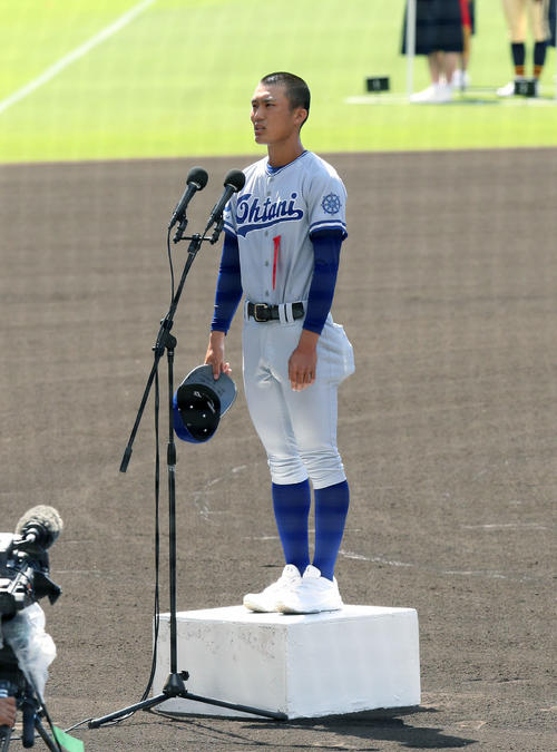 開会式で選手宣誓する小松大谷・木下主将（撮影・宇治久裕）