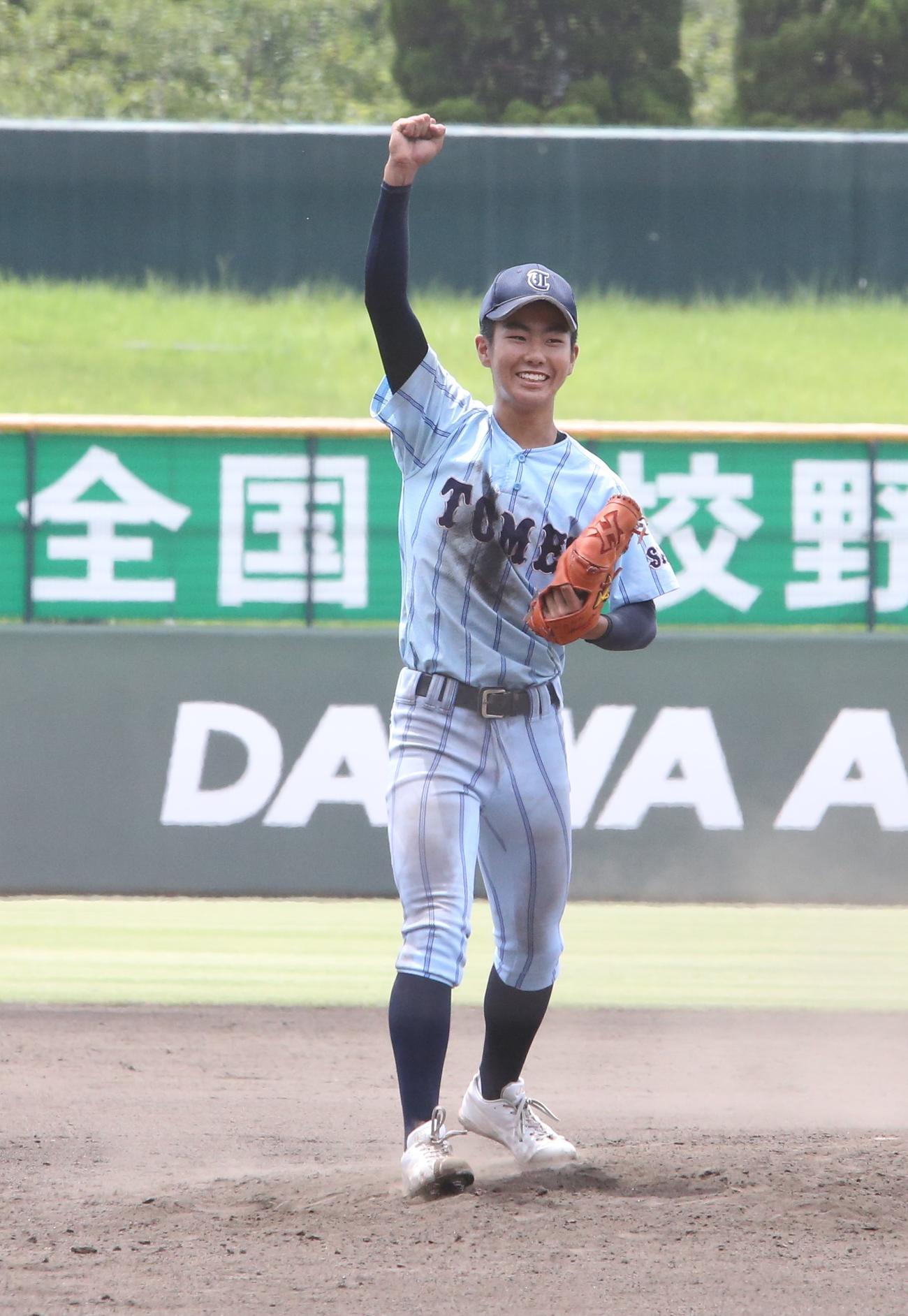 佐賀大会決勝　佐賀北対東明館　優勝の瞬間、ガッツポーズする東明館エース今村珀孔投手（2021年7月25日撮影）