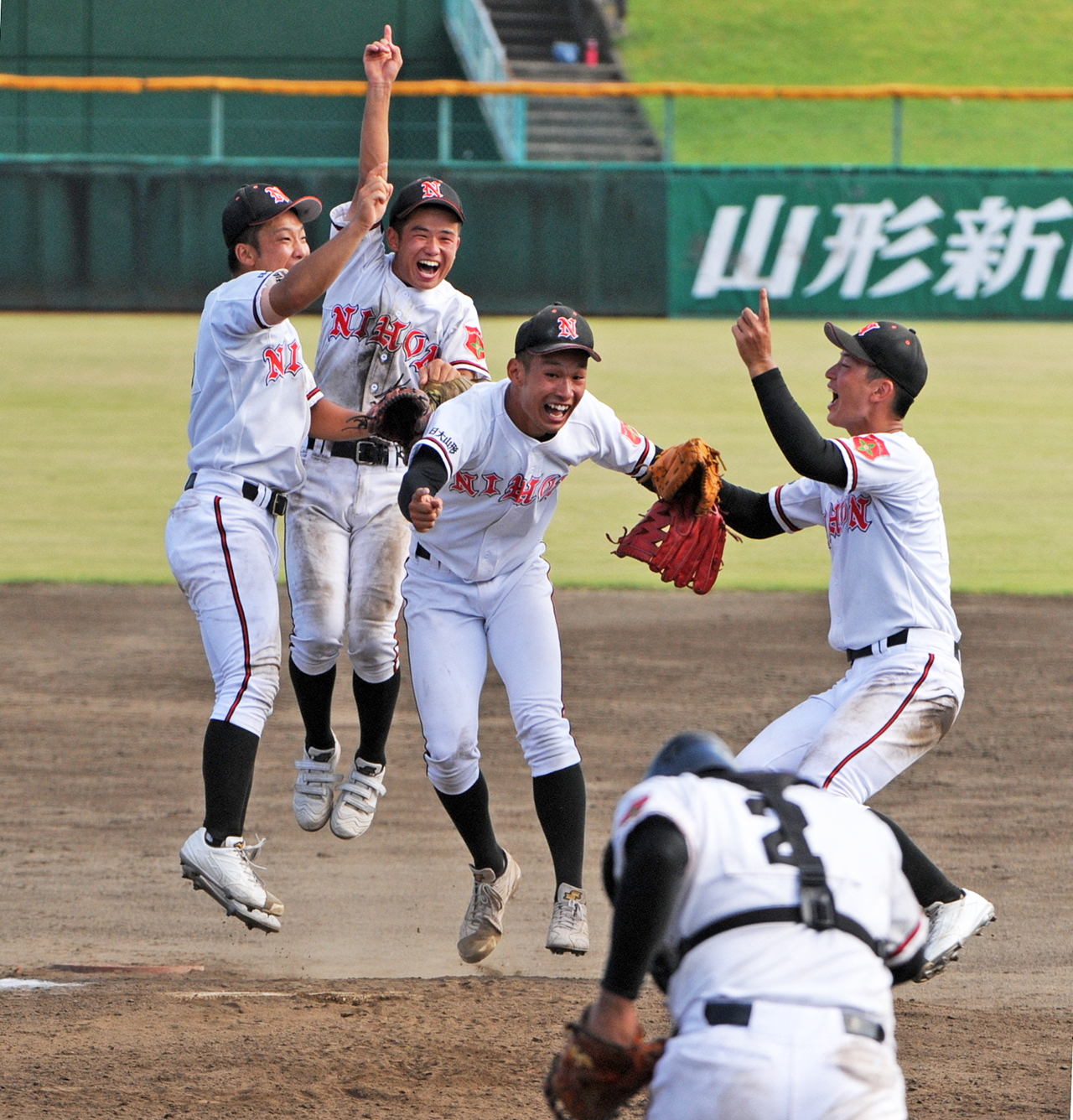 甲子園出場を決め喜ぶ日大山形ナイン（2021年7月24日撮影）