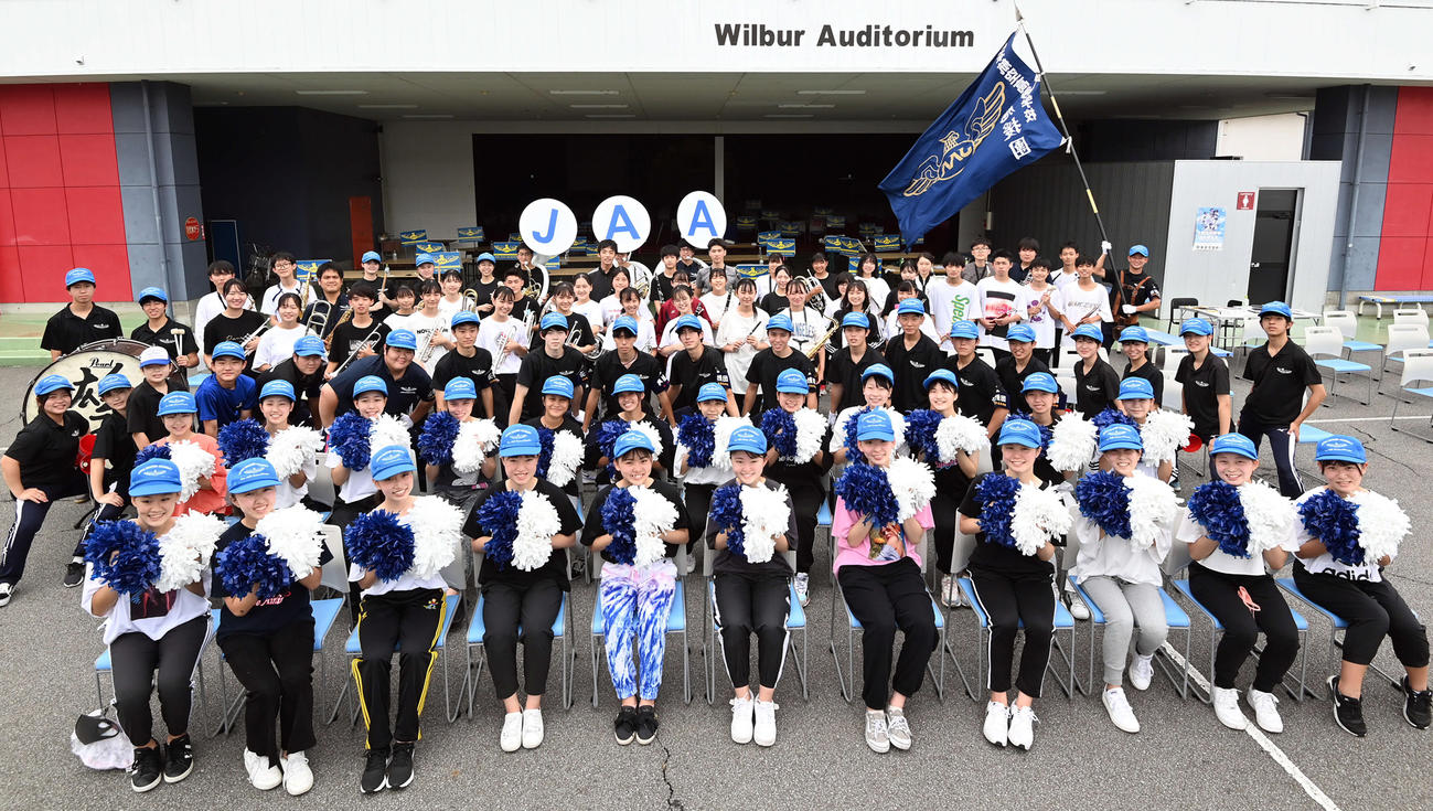 吹奏楽団、太鼓隊、ダンス部で結成された応援団（撮影・たえ見朱実）