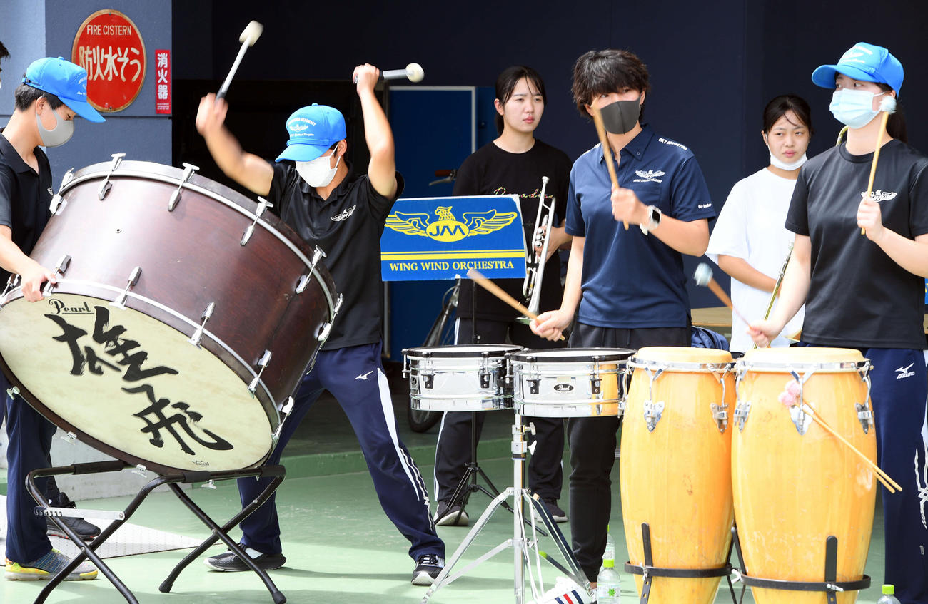 太鼓隊は和太鼓から洋太鼓に替えてたたく（撮影・たえ見朱実）