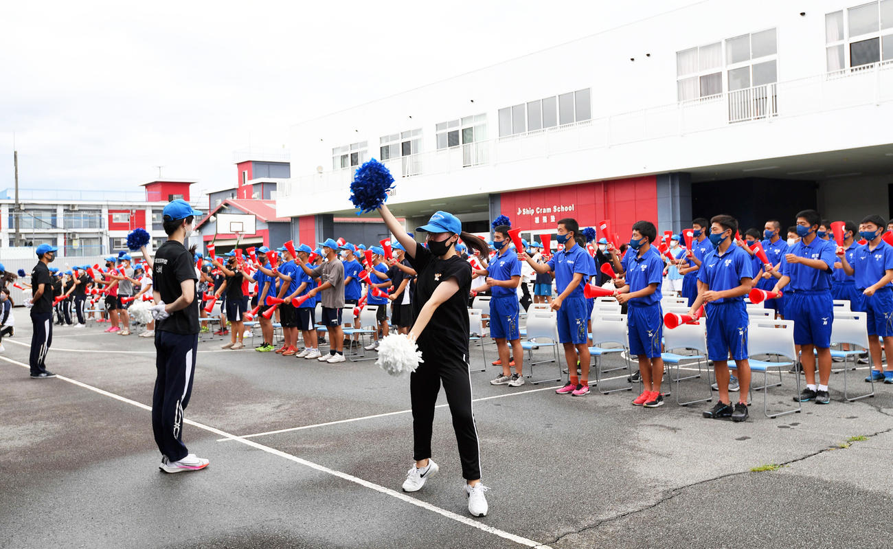 他部も混じり野球部の初戦に向けて応援の練習を繰り返す日本航空の生徒（撮影・たえ見朱実）