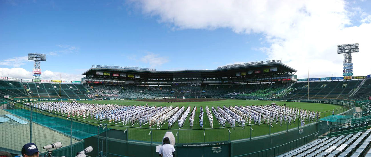 開会式が行われた甲子園球場（撮影・上山淳一）