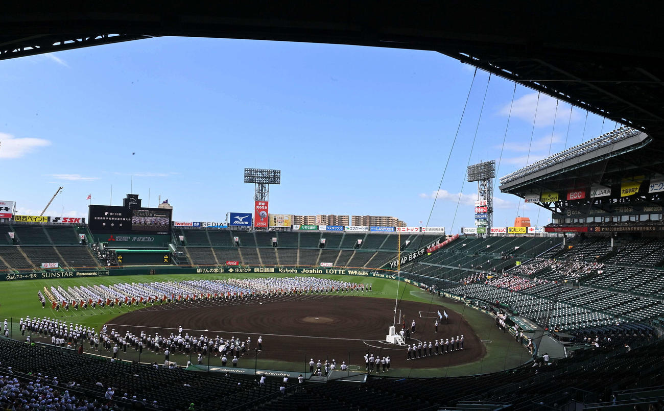 第103回全国高等学校野球選手権大会　晴天の甲子園球場を行進する選手たち（撮影・上田博志）