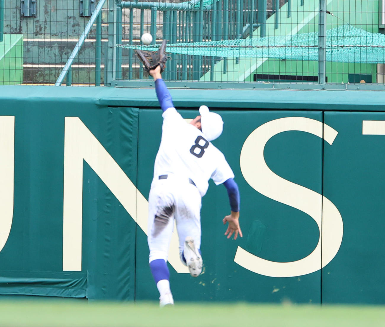 第103回全国高校野球選手権1回戦　新田対静岡　7回裏静岡1死一塁、山岸の打球を好捕する新田・長谷川中堅手（撮影・清水貴仁）