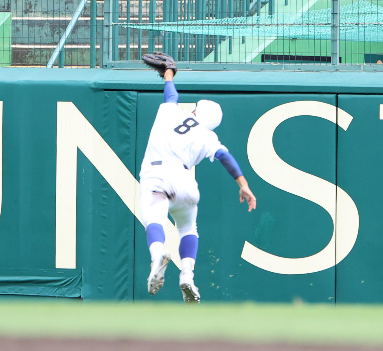 第103回全国高校野球選手権1回戦　新田対静岡　7回裏静岡1死一塁、山岸の打球を好捕する新田・長谷川中堅手（撮影・清水貴仁）