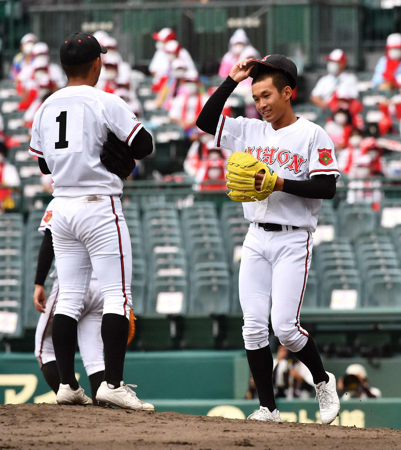 日大山形・斎藤堅史（左）と交代し2番手で登板する滝口琉偉（撮影・上田博志）