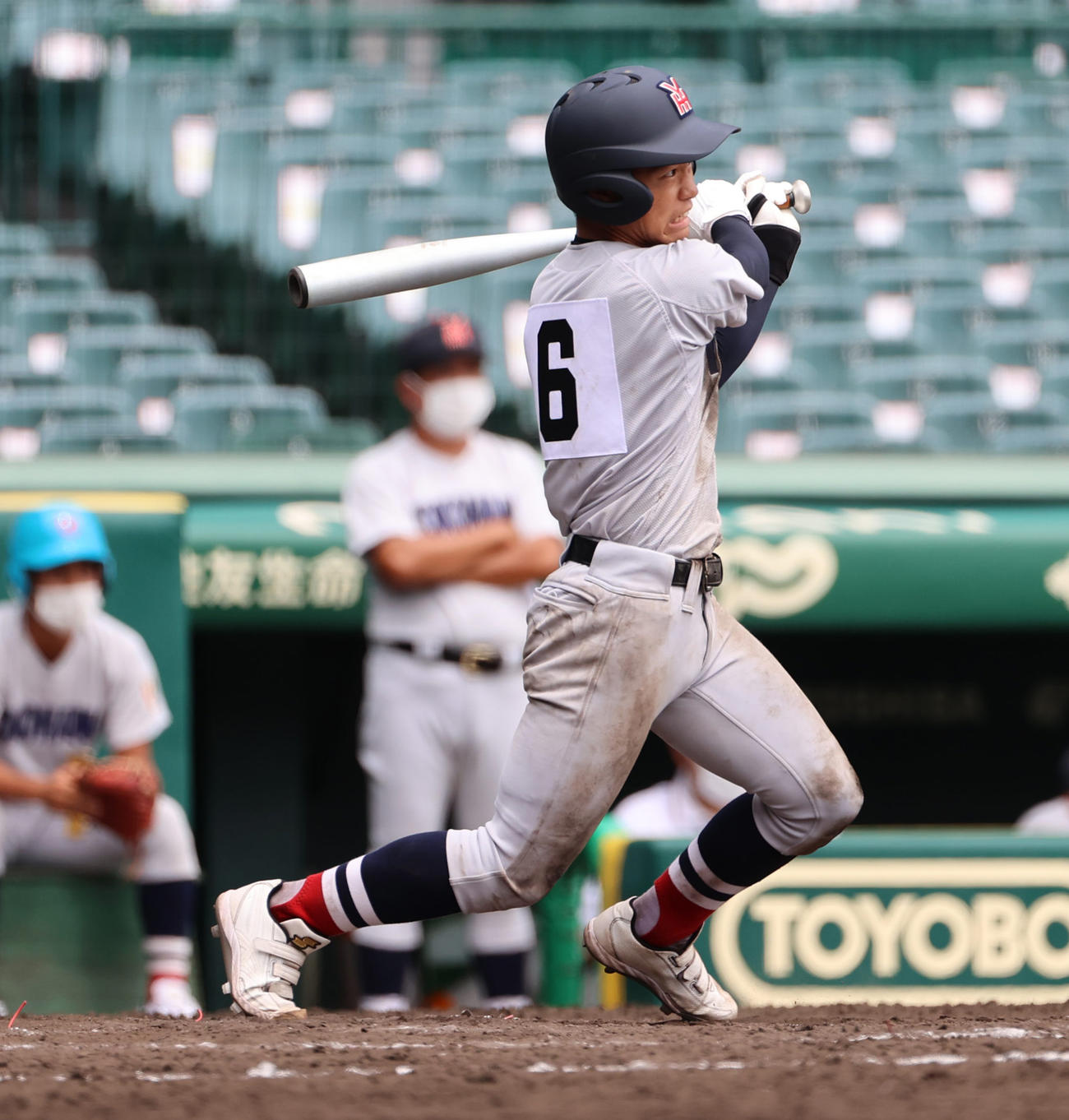 広島新庄対横浜　9回裏横浜2死一、三塁、左越え逆転サヨナラ3点本塁打を放つ緒方（撮影・清水貴仁）