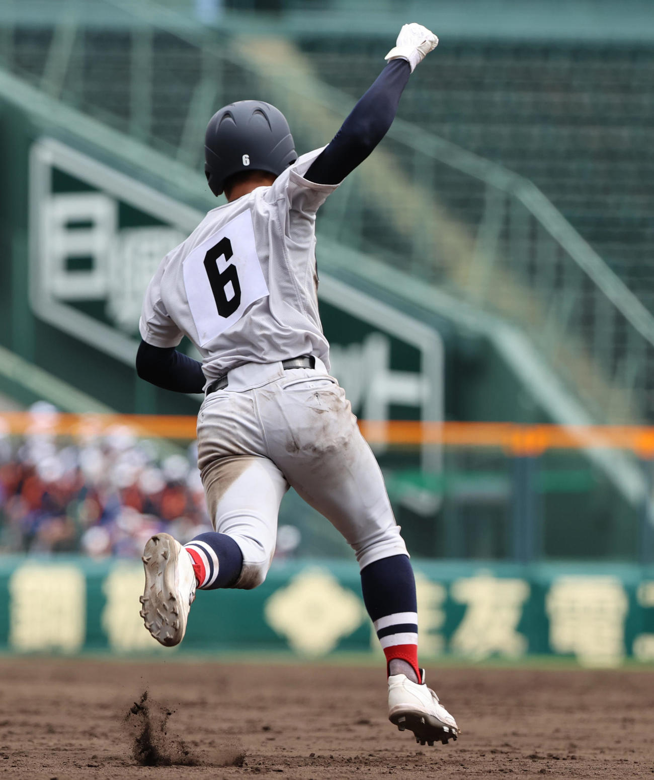 広島新庄対横浜　9回裏横浜2死一、三塁、左越え逆転サヨナラ3点本塁打を放つ緒方（撮影・清水貴仁）