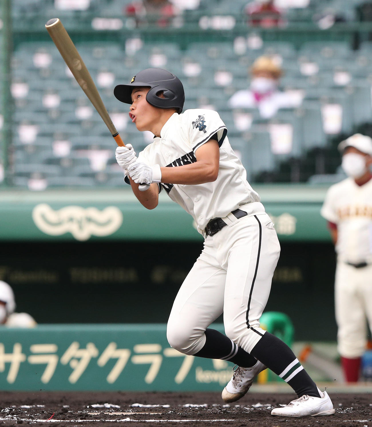 松商学園対高岡商　1回表松商学園1死満塁、左越えに走者一掃の3点適時二塁打を放つ金井（撮影・宇治久裕）