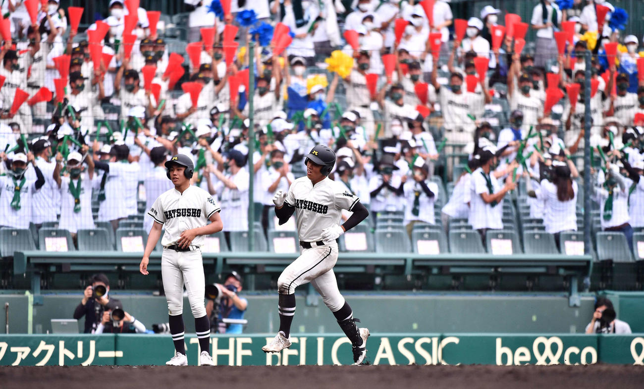 松商学園対高岡商　3回表松商学園2死二塁、右越えへ2点本塁打を放つ松商学園・斎藤（撮影・上田博志）