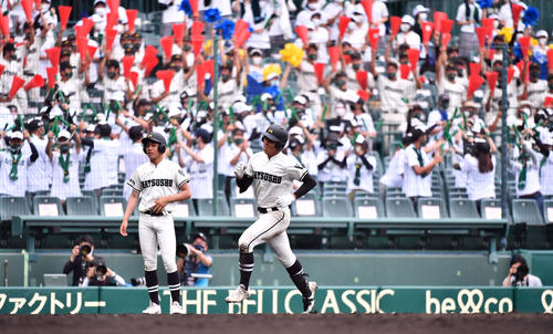 松商学園対高岡商　3回表松商学園2死二塁、右越えへ2点本塁打を放つ松商学園・斎藤（撮影・上田博志）