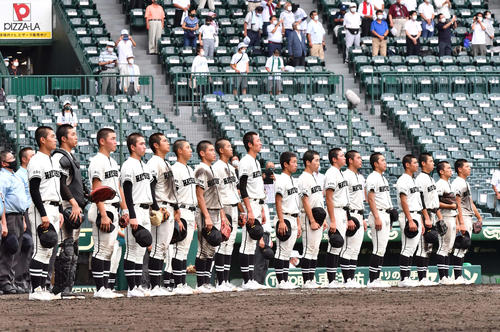 松商学園対高岡商　高岡商に勝利し校歌を歌う松商学園ナイン（撮影・上田博志）