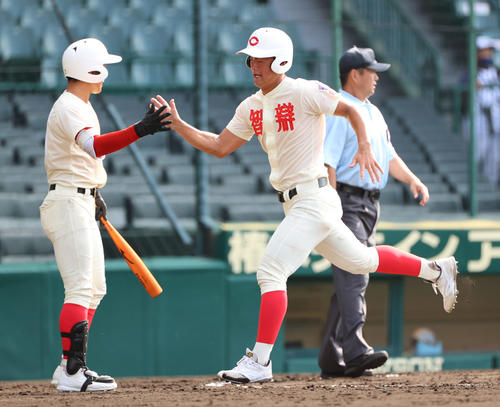智弁学園対倉敷商　4回表智弁学園無死一塁、山下の左越え先制適時二塁打で生還する走者前川（撮影・清水貴仁）